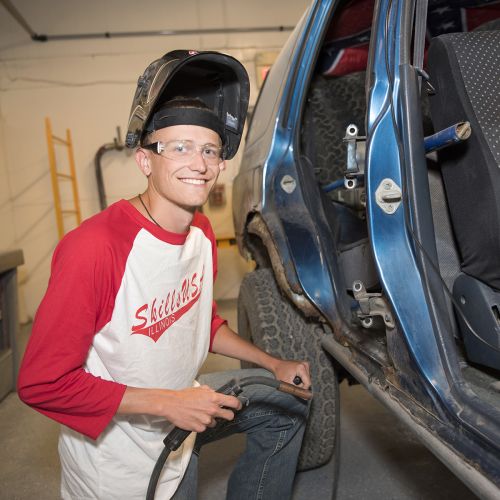 Student working in Autobody Shop