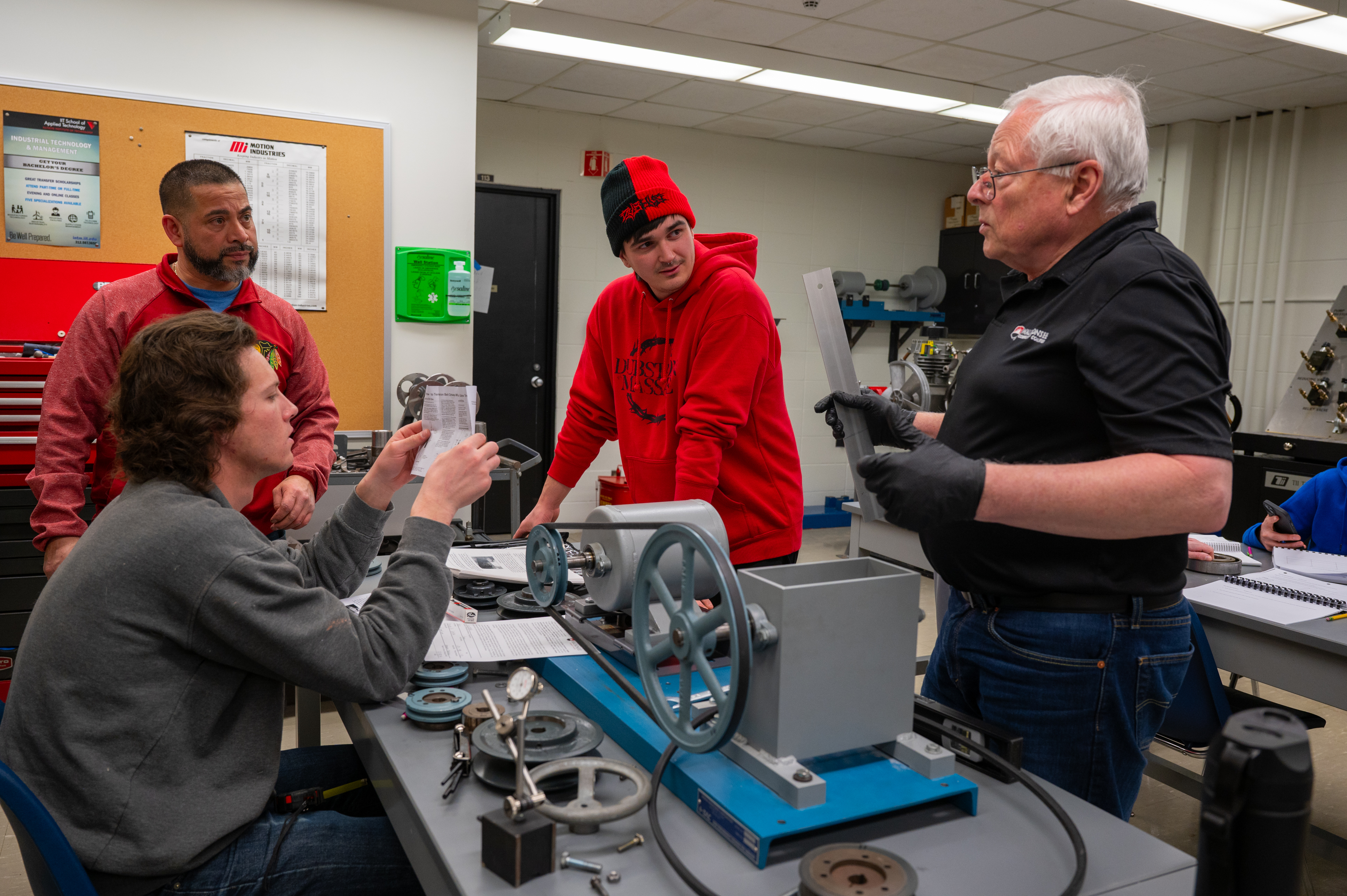 Instructor teaching Machine Fundamentals