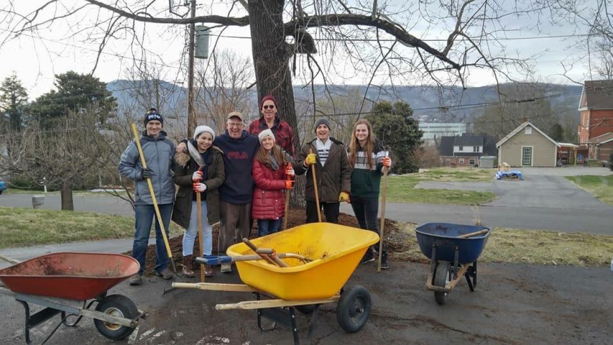 Alternative Spring Break 2017 - having a great time serving the community