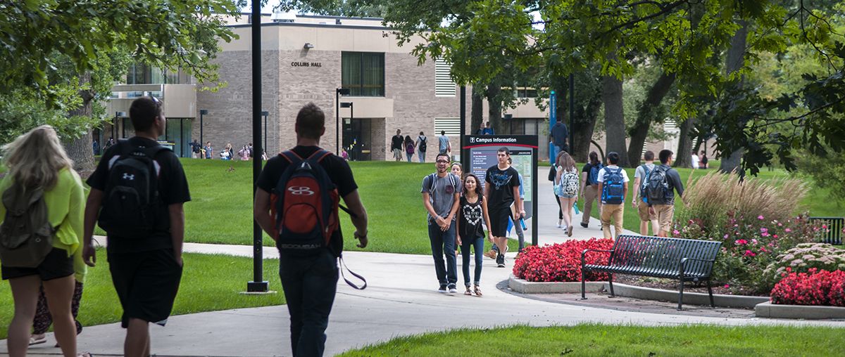 Students walking summer outside on campus L