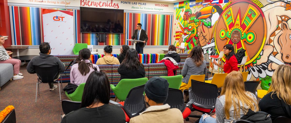 Colegio de Empoderiamento - classroom filled with people